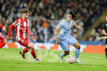2022-04-05 - Nathan Ake (6) of Manchester City and Antoine Griezmann of Atletico Madrid during the UEFA Champions League, Quarter-finals, 1st leg football match between Manchester City and Atletico Madrid on April 5, 2022 at the Etihad Stadium in Manchester, England - MANCHESTER CITY VS ATLETICO MADRID - UEFA CHAMPIONS LEAGUE - SOCCER