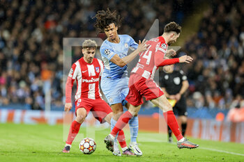 2022-04-05 - Nathan Ake (6) of Manchester City tussles with Sime Vrsaljko (24) of Atletico Madrid during the UEFA Champions League, Quarter-finals, 1st leg football match between Manchester City and Atletico Madrid on April 5, 2022 at the Etihad Stadium in Manchester, England - MANCHESTER CITY VS ATLETICO MADRID - UEFA CHAMPIONS LEAGUE - SOCCER