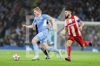 2022-04-05 - Kevin De Bruyne (17) of Manchester City and Jorge Resurreccion "Koke" of Atletico de Madrid during the UEFA Champions League, Quarter-finals, 1st leg football match between Manchester City and Atletico Madrid on April 5, 2022 at the Etihad Stadium in Manchester, England - MANCHESTER CITY VS ATLETICO MADRID - UEFA CHAMPIONS LEAGUE - SOCCER