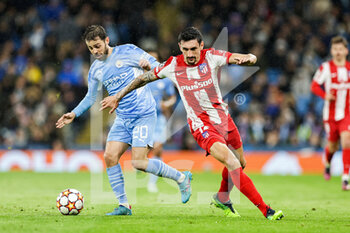 2022-04-05 - Bernardo Silva (20) of Manchester City and Stefan Savic of Atletico Madrid during the UEFA Champions League, Quarter-finals, 1st leg football match between Manchester City and Atletico Madrid on April 5, 2022 at the Etihad Stadium in Manchester, England - MANCHESTER CITY VS ATLETICO MADRID - UEFA CHAMPIONS LEAGUE - SOCCER