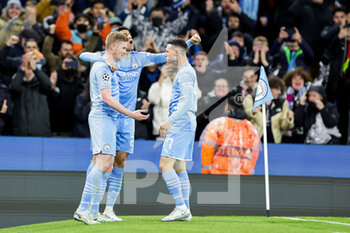 2022-04-05 - Kevin De Bruyne (17) of Manchester City celebrates after his goal 1-0 with teammates during the UEFA Champions League, Quarter-finals, 1st leg football match between Manchester City and Atletico Madrid on April 5, 2022 at the Etihad Stadium in Manchester, England - MANCHESTER CITY VS ATLETICO MADRID - UEFA CHAMPIONS LEAGUE - SOCCER
