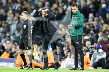2022-04-05 - Diego Simeone Manager of Atletico Madrid during the UEFA Champions League, Quarter-finals, 1st leg football match between Manchester City and Atletico Madrid on April 5, 2022 at the Etihad Stadium in Manchester, England - MANCHESTER CITY VS ATLETICO MADRID - UEFA CHAMPIONS LEAGUE - SOCCER
