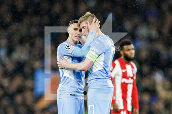 2022-04-05 - Kevin De Bruyne (17) of Manchester Cityis congratulated by Phil Foden (47) of Manchester City at full time during the UEFA Champions League, Quarter-finals, 1st leg football match between Manchester City and Atletico Madrid on April 5, 2022 at the Etihad Stadium in Manchester, England - MANCHESTER CITY VS ATLETICO MADRID - UEFA CHAMPIONS LEAGUE - SOCCER