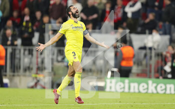 2022-04-12 - Raul Albiol of Villarreal celebrates at full time during the UEFA Champions League, Quarter-finals, 2nd leg football match between Bayern Munich and Villarreal CF on April 12, 2022 at Allianz Arena in Munich, Germany - BAYERN MUNICH VS VILLARREAL CF - UEFA CHAMPIONS LEAGUE - SOCCER