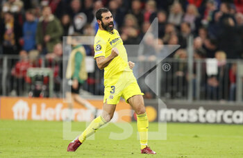 2022-04-12 - Raul Albiol of Villarreal celebrates at full time during the UEFA Champions League, Quarter-finals, 2nd leg football match between Bayern Munich and Villarreal CF on April 12, 2022 at Allianz Arena in Munich, Germany - BAYERN MUNICH VS VILLARREAL CF - UEFA CHAMPIONS LEAGUE - SOCCER