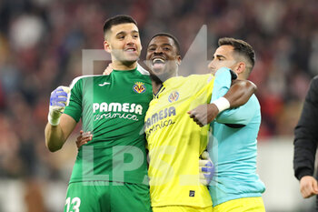 2022-04-12 - Geronimo Rulli, Serge Aurier, Paco Alcacer of Villarreal celebrate during the UEFA Champions League, Quarter-finals, 2nd leg football match between Bayern Munich and Villarreal CF on April 12, 2022 at Allianz Arena in Munich, Germany - BAYERN MUNICH VS VILLARREAL CF - UEFA CHAMPIONS LEAGUE - SOCCER