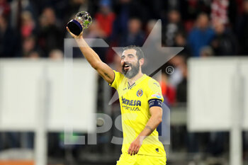 2022-04-12 - Raul Albiol of Villarreal celebrates with the Man of the Match trophy after the UEFA Champions League, Quarter-finals, 2nd leg football match between Bayern Munich and Villarreal CF on April 12, 2022 at Allianz Arena in Munich, Germany - BAYERN MUNICH VS VILLARREAL CF - UEFA CHAMPIONS LEAGUE - SOCCER
