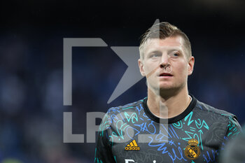 2022-04-12 - Toni Kroos of Real Madrid warms up during the UEFA Champions League, Quarter-finals, 2nd leg football match between Real Madrid and Chelsea on april 12, 2022 at Santiago Bernabeu stadium in Madrid, Spain - REAL MADRID VS CHELSEA - UEFA CHAMPIONS LEAGUE - SOCCER