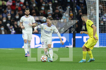 2022-04-12 - Luka Modric of Real Madrid and Mateo Kovacic of Chelsea during the UEFA Champions League, Quarter-finals, 2nd leg football match between Real Madrid and Chelsea on april 12, 2022 at Santiago Bernabeu stadium in Madrid, Spain - REAL MADRID VS CHELSEA - UEFA CHAMPIONS LEAGUE - SOCCER