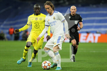 2022-04-12 - N'Golo Kante of Chelsea and Luka Modric of Real Madrid during the UEFA Champions League, Quarter-finals, 2nd leg football match between Real Madrid and Chelsea on april 12, 2022 at Santiago Bernabeu stadium in Madrid, Spain - REAL MADRID VS CHELSEA - UEFA CHAMPIONS LEAGUE - SOCCER