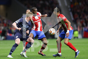 2022-04-13 - Geoffrey Kondogbia of Atletico de Madrid and Kevin de Bruyne of Manchester City during the UEFA Champions League, Quarter-finals, 2nd leg football match between Atletico de Madrid and Manchester City on April 13, 2022 at Wanda Metropolitano stadium in Madrid, Spain - ATLETICO DE MADRID VS MANCHESTER CITY - UEFA CHAMPIONS LEAGUE - SOCCER
