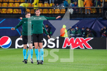 2022-05-03 - Referee Danny Makkelie  and line assistants warming up before the match - VILLARREAL CF VS LIVERPOOL FC - UEFA CHAMPIONS LEAGUE - SOCCER