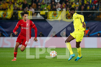 2022-05-03 - Boulaye Dia (Villarreal CF) controlling the ball pressed by Trent Alexander-Arnold (Liverpool FC) - VILLARREAL CF VS LIVERPOOL FC - UEFA CHAMPIONS LEAGUE - SOCCER