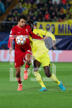 2022-05-03 - Trent Alexander-Arnold (Liverpool FC) controlling the ball pressed by Boulaye Dia (Villarreal CF) - VILLARREAL CF VS LIVERPOOL FC - UEFA CHAMPIONS LEAGUE - SOCCER