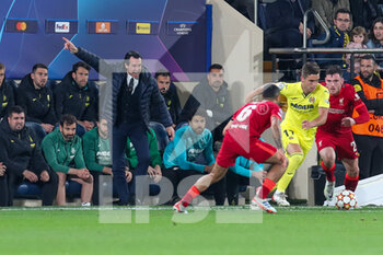 2022-05-03 - Unai Emery (Villarreal CF manager) giving instructions to his players - VILLARREAL CF VS LIVERPOOL FC - UEFA CHAMPIONS LEAGUE - SOCCER