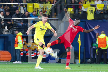 2022-05-03 - Sadio Mané (Liverpool FC) vies the ball with Juan Foyth (Villarreal CF) - VILLARREAL CF VS LIVERPOOL FC - UEFA CHAMPIONS LEAGUE - SOCCER