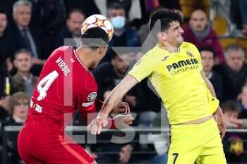 2022-05-03 - Virgil van Dijk (Liverpool FC) vies the ball with Gerard Moreno (Villarreal CF) - VILLARREAL CF VS LIVERPOOL FC - UEFA CHAMPIONS LEAGUE - SOCCER
