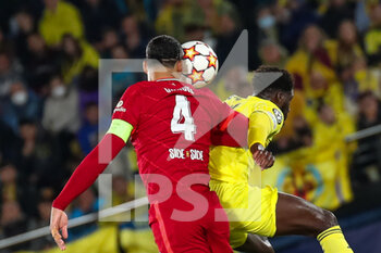 2022-05-03 - Virgil van Dijk (Liverpool FC) vies the ball with Boulaye Dia (Villarreal CF) - VILLARREAL CF VS LIVERPOOL FC - UEFA CHAMPIONS LEAGUE - SOCCER