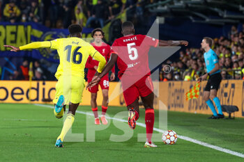 2022-05-03 - Ibrahima Konaté (Liverpool FC) vies the ball with Boulaye Dia (Villarreal CF) - VILLARREAL CF VS LIVERPOOL FC - UEFA CHAMPIONS LEAGUE - SOCCER