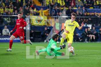 2022-05-03 - Alisson (Liverpool FC) saves on Giovani Lo Celso (Villarreal CF) - VILLARREAL CF VS LIVERPOOL FC - UEFA CHAMPIONS LEAGUE - SOCCER