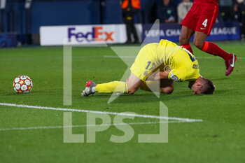 2022-05-03 - Giovani Lo Celso (Villarreal CF) painful after contact with Alisson (Liverpool FC) - VILLARREAL CF VS LIVERPOOL FC - UEFA CHAMPIONS LEAGUE - SOCCER
