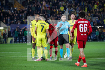 2022-05-03 - Referee Danny Makkelie controlling the situation with players in the pitch - VILLARREAL CF VS LIVERPOOL FC - UEFA CHAMPIONS LEAGUE - SOCCER