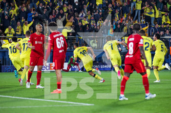 2022-05-03 - Francis Coquelin (Villarreal CF) celebrates his goal near to Villarreal supporters whil Liverpool players are incredulous as Villarreal is leading 2-0 after first half of the match - VILLARREAL CF VS LIVERPOOL FC - UEFA CHAMPIONS LEAGUE - SOCCER