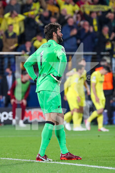 2022-05-03 - An incredule Alisson (Liverpool FC) cannot believe his team is loosing 2-0 after 45 minutes - VILLARREAL CF VS LIVERPOOL FC - UEFA CHAMPIONS LEAGUE - SOCCER