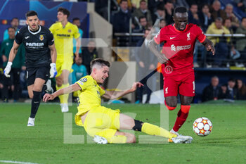 2022-05-03 - Sadio Mané (Liverpool FC) dribbling Juan Foyth (Villarreal CF) - VILLARREAL CF VS LIVERPOOL FC - UEFA CHAMPIONS LEAGUE - SOCCER