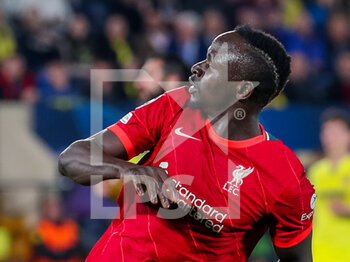 2022-05-03 - Sadio Mané (Liverpool FC) looking the ball going in to the net for victory goal - VILLARREAL CF VS LIVERPOOL FC - UEFA CHAMPIONS LEAGUE - SOCCER