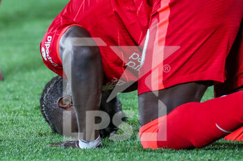 2022-05-03 - Sadio Mané (Liverpool FC) kiss the grass after his goal - VILLARREAL CF VS LIVERPOOL FC - UEFA CHAMPIONS LEAGUE - SOCCER