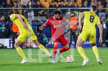 2022-05-03 - Mohamed Salah (Liverpool FC) playing the ball between Pau Torres (Villarreal CF) and Juan Foyth (Villarreal CF) - VILLARREAL CF VS LIVERPOOL FC - UEFA CHAMPIONS LEAGUE - SOCCER