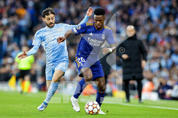 2022-04-26 - Vinicius Junior (20) of Real Madrid battles with Bernardo Silva (20) of Manchester City during the UEFA Champions League, Semi-finals, 1st leg football match between Manchester City and Real Madrid on April 26, 2022 at the Etihad Stadium in Manchester, England - MANCHESTER CITY VS REAL MADRID - UEFA CHAMPIONS LEAGUE - SOCCER