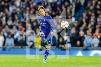 2022-04-26 - Luka Modric (10) of Real Madrid during the UEFA Champions League, Semi-finals, 1st leg football match between Manchester City and Real Madrid on April 26, 2022 at the Etihad Stadium in Manchester, England - MANCHESTER CITY VS REAL MADRID - UEFA CHAMPIONS LEAGUE - SOCCER