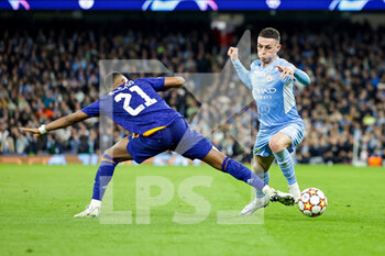 2022-04-26 - Phil Foden (47) of Manchester City tussles with Rodrygo (21) of Real Madrid during the UEFA Champions League, Semi-finals, 1st leg football match between Manchester City and Real Madrid on April 26, 2022 at the Etihad Stadium in Manchester, England - MANCHESTER CITY VS REAL MADRID - UEFA CHAMPIONS LEAGUE - SOCCER