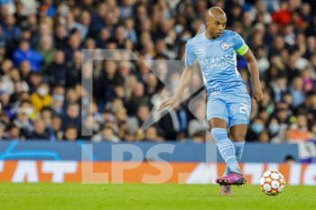2022-04-26 - Fernandinho (25) of Manchester City during the UEFA Champions League, Semi-finals, 1st leg football match between Manchester City and Real Madrid on April 26, 2022 at the Etihad Stadium in Manchester, England - MANCHESTER CITY VS REAL MADRID - UEFA CHAMPIONS LEAGUE - SOCCER
