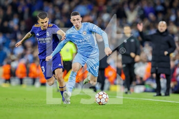 2022-04-26 - Phil Foden (47) of Manchester City battles with Dani Ceballos (19) of Real Madrid during the UEFA Champions League, Semi-finals, 1st leg football match between Manchester City and Real Madrid on April 26, 2022 at the Etihad Stadium in Manchester, England - MANCHESTER CITY VS REAL MADRID - UEFA CHAMPIONS LEAGUE - SOCCER
