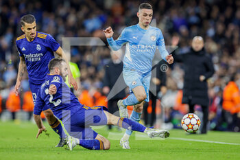 2022-04-26 - Daniel Carvajal (2) of Real Madrid slides in to tackle Phil Foden (47) of Manchester City during the UEFA Champions League, Semi-finals, 1st leg football match between Manchester City and Real Madrid on April 26, 2022 at the Etihad Stadium in Manchester, England - MANCHESTER CITY VS REAL MADRID - UEFA CHAMPIONS LEAGUE - SOCCER
