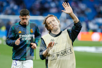 2022-05-04 - Luka Modric of Real Madrid warms up during the UEFA Champions League, Semi-finals, 2nd leg football match between Real Madrid and Manchester City on May 4, 2022 at the Santiago Bernabeu Stadium in Madrid, Spain - REAL MADRID VS MANCHESTER CITY - UEFA CHAMPIONS LEAGUE - SOCCER