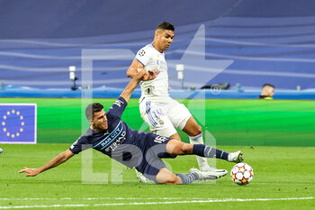 2022-05-04 - Rodri (16) of Manchester City slide in to tackle Casemiro (14) of Real Madrid during the UEFA Champions League, Semi-finals, 2nd leg football match between Real Madrid and Manchester City on May 4, 2022 at the Santiago Bernabeu Stadium in Madrid, Spain - REAL MADRID VS MANCHESTER CITY - UEFA CHAMPIONS LEAGUE - SOCCER