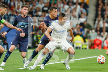 2022-05-04 - Rodri of Manchester City and Casemiro of Real Madrid during the UEFA Champions League, Semi-finals, 2nd leg football match between Real Madrid and Manchester City on May 4, 2022 at the Santiago Bernabeu Stadium in Madrid, Spain - REAL MADRID VS MANCHESTER CITY - UEFA CHAMPIONS LEAGUE - SOCCER