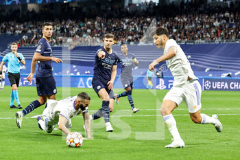 2022-05-04 - Karim Benzema (9) of Real Madrid goes down under challenge from Ruben Dias (3) of Manchester City for a penalty during the UEFA Champions League, Semi-finals, 2nd leg football match between Real Madrid and Manchester City on May 4, 2022 at the Santiago Bernabeu Stadium in Madrid, Spain - REAL MADRID VS MANCHESTER CITY - UEFA CHAMPIONS LEAGUE - SOCCER