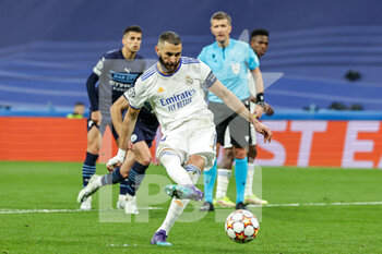 2022-05-04 - Karim Benzema (9) of Real Madrid scores from the penalty spot 3-1 during the UEFA Champions League, Semi-finals, 2nd leg football match between Real Madrid and Manchester City on May 4, 2022 at the Santiago Bernabeu Stadium in Madrid, Spain - REAL MADRID VS MANCHESTER CITY - UEFA CHAMPIONS LEAGUE - SOCCER