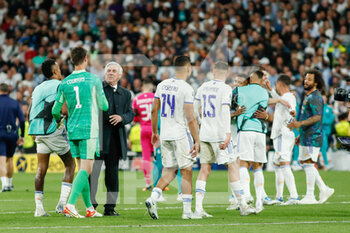 2022-05-04 - Thibaut Courtois and Carlo Ancelotti, coach of Real Madrid celebrate at full time during the UEFA Champions League, Semi-finals, 2nd leg football match between Real Madrid and Manchester City on May 4, 2022 at the Santiago Bernabeu Stadium in Madrid, Spain - REAL MADRID VS MANCHESTER CITY - UEFA CHAMPIONS LEAGUE - SOCCER