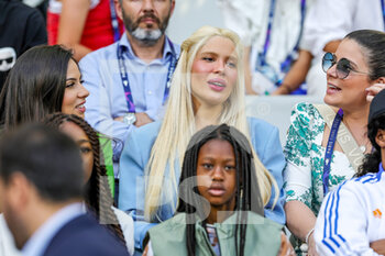 2022-05-27 - Karoline Lima who is the girlfriend of Eder Militao (3) of Real Madrid during the training of the teams ahead of the UEFA Champions League Final football match on May 27, 2022 at Stade de France in Saint-Denis near Paris, France - FOOTBALL - CHAMPIONS LEAGUE - FINAL - TRAINING - UEFA CHAMPIONS LEAGUE - SOCCER