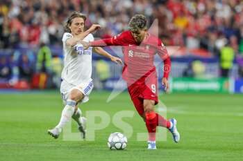 2022-05-28 - Roberto Firmino (9) of Liverpool battles with Luka Modric (10) of Real Madrid during the UEFA Champions League, Final football match between Liverpool FC and Real Madrid CF on May 28, 2022 at Stade de France in Saint-Denis near Paris, France - FOOTBALL - CHAMPIONS LEAGUE - FINAL - LIVERPOOL V REAL MADRID - UEFA CHAMPIONS LEAGUE - SOCCER
