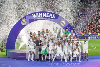 2022-05-28 - Real Madrid players celebrate after winning the UEFA Champions League, Final football match between Liverpool FC and Real Madrid CF on May 28, 2022 at Stade de France in Saint-Denis near Paris, France - FOOTBALL - CHAMPIONS LEAGUE - FINAL - LIVERPOOL V REAL MADRID - UEFA CHAMPIONS LEAGUE - SOCCER