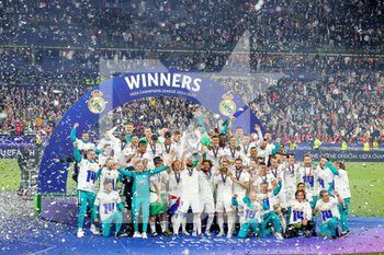 2022-05-28 - Real Madrid players celebrate after winning the UEFA Champions League, Final football match between Liverpool FC and Real Madrid CF on May 28, 2022 at Stade de France in Saint-Denis near Paris, France - FOOTBALL - CHAMPIONS LEAGUE - FINAL - LIVERPOOL V REAL MADRID - UEFA CHAMPIONS LEAGUE - SOCCER