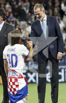 2022-05-28 - King Felipe of Spain salutes Luka Modric of Real Madrid during the trophy ceremony following the UEFA Champions League Final football match between Liverpool FC and Real Madrid CF on May 28, 2022 at Stade de France in Saint-Denis near Paris, France - FOOTBALL - CHAMPIONS LEAGUE - FINAL - LIVERPOOL V REAL MADRID - UEFA CHAMPIONS LEAGUE - SOCCER
