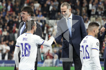 2022-05-28 - King Felipe of Spain salutes Gareth Bale of Real Madrid during the trophy ceremony following the UEFA Champions League Final football match between Liverpool FC and Real Madrid CF on May 28, 2022 at Stade de France in Saint-Denis near Paris, France - FOOTBALL - CHAMPIONS LEAGUE - FINAL - LIVERPOOL V REAL MADRID - UEFA CHAMPIONS LEAGUE - SOCCER